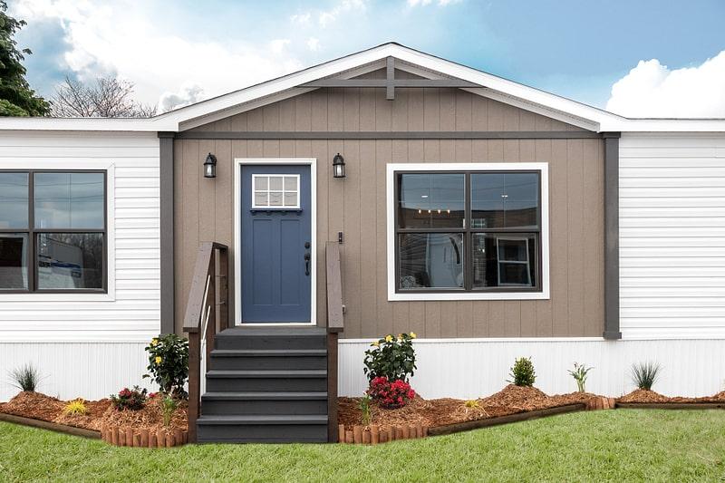 Beautiful mobile home with professional skirting